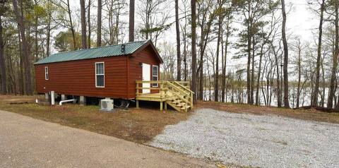 The Charming Tiny Cabins At This Alabama State Park That Make For An Unforgettable Weekend Getaway