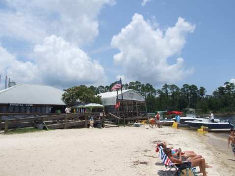 The Tropical Themed Restaurant In Alabama You Must Visit Before Summer's Over