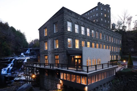 The Incredible Cliffside Hotel In Pennsylvania That Will Make Your Stomach Drop