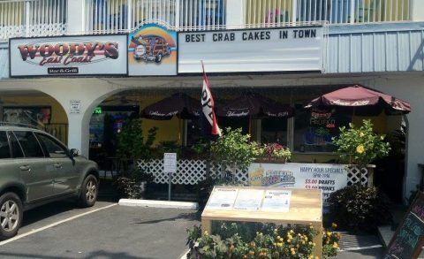 The Unassuming Restaurant In Delaware That Serves The Best Crab Cake You'll Ever Taste