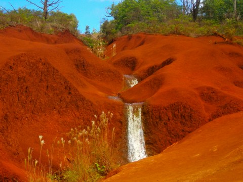 The Unexpected Hawaii Waterfall That Will Transport You To Another World