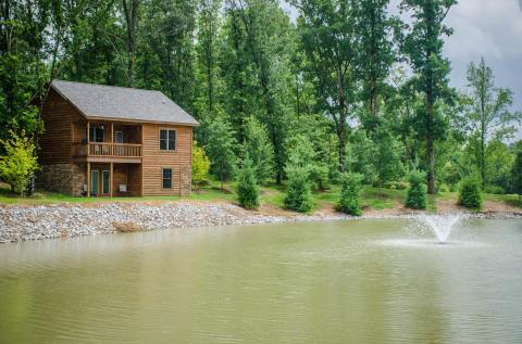 These Waterfront Cabins In Illinois Are The Most Magical Place You'll Stay All Year