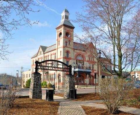 The Sinister Story Behind This Popular Illinois Opera House Will Give You Chills