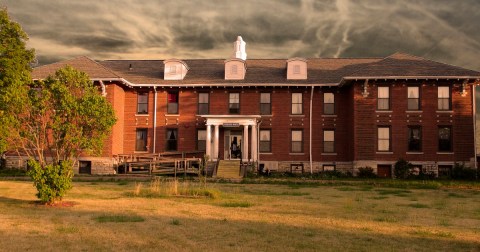 5 Creepy Asylums Iowa That Are Still Standing And Still Disturbing