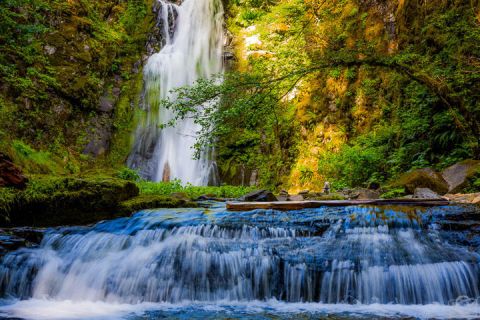 The Hike In Washington That Takes You To Not One, But TWO Insanely Beautiful Waterfalls