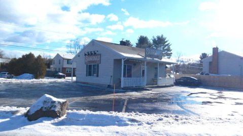 The Little Hole-In-The-Wall Restaurant That Serves The Best Pizza In Massachusetts