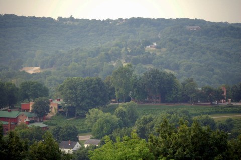 The Remote Winery Near St. Louis That’s Picture Perfect For A Day Trip