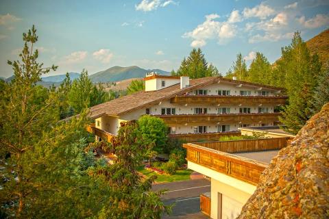 The Hidden Restaurant In Idaho That's Surrounded By The Most Breathtaking Fall Colors