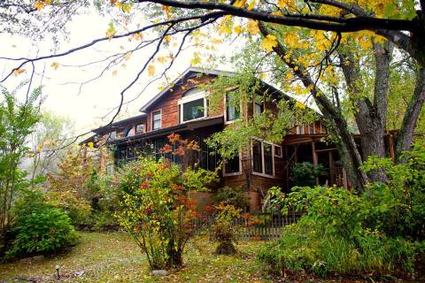 The Hidden Restaurant In Kentucky That's Surrounded By The Most Breathtaking Fall Colors