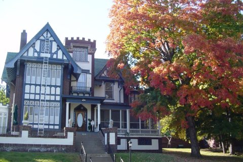 Your Fantasy Fall Getaway Starts At This Kansas Bed & Breakfast