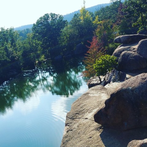 The One Hikeable Lake In Missouri That's Simply Breathtaking In The Fall