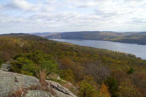 The One Hikeable Lake In New Jersey That's Simply Breathtaking In The Fall