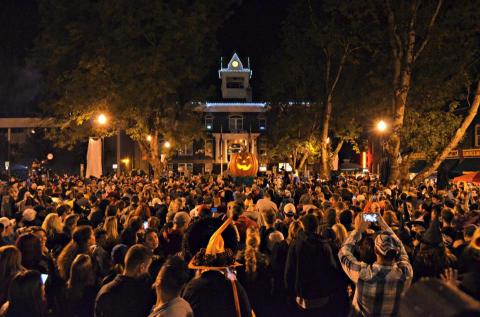 St. Helens Is One Of Oregon's Best Halloween Towns To Visit This Fall