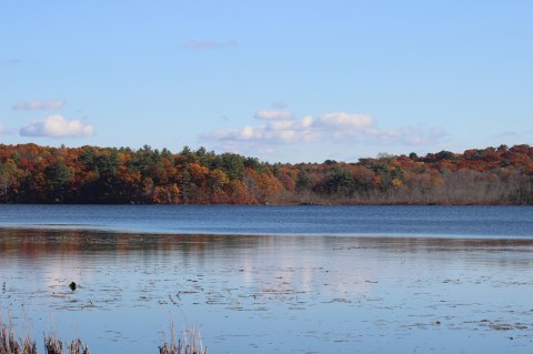 The One Hikeable Lake Near Boston That's Simply Breathtaking In The Fall