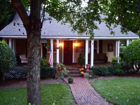 The Old Restored Cottage In Georgia That's Now A Coveted Spot For Southern Home-Cooking