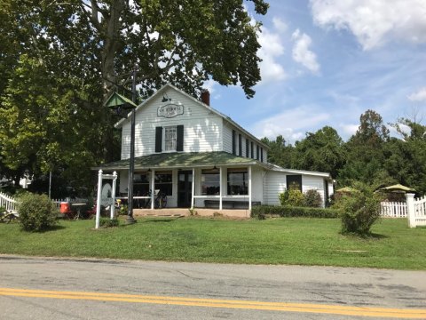 The Incredible Virginia Restaurant That's Way Out In The Boonies But So Worth The Drive