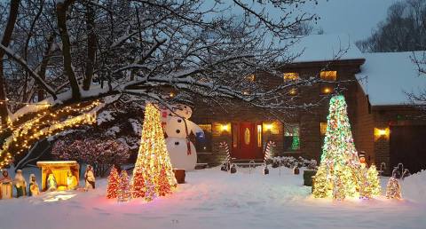 This Chicago Neighborhood Home Is Pure Magic During Christmastime