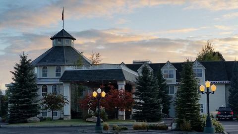 The Cozy Mountain Bed And Breakfast In Idaho That Is Pure Magic At Christmas