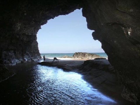 Hiking To These Aboveground Caves In Hawaii Will Give You A Surreal Experience