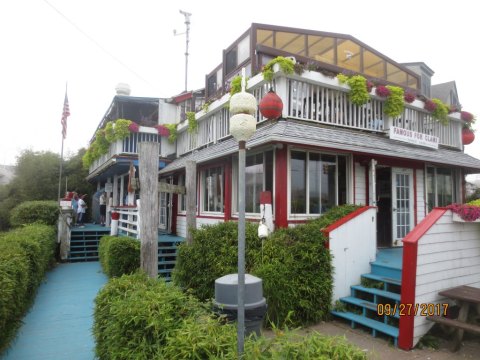 This Amazing Seafood Shack On The Rhode Island Coast Is Absolutely Mouthwatering