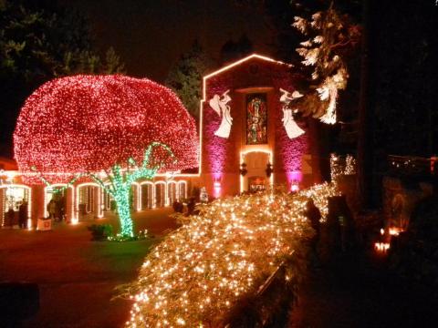 This Breathtaking Oregon Church Is Positively Magical At Christmas Time