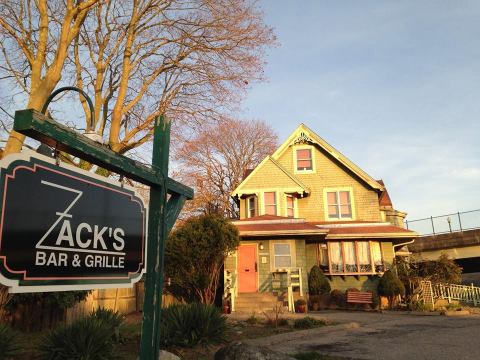 The Unassuming Connecticut Restaurant That Serves The Best Seafood You've Ever Tried