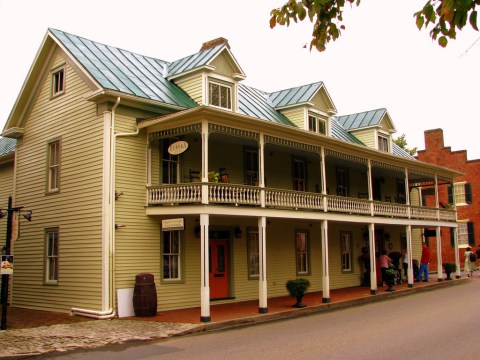 The History Behind This Remote Hotel In Tennessee Is Both Eerie And Fascinating