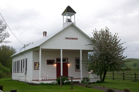 This Bed and Breakfast In Oregon Used To Be A Schoolhouse And It Belongs On Your Bucket List