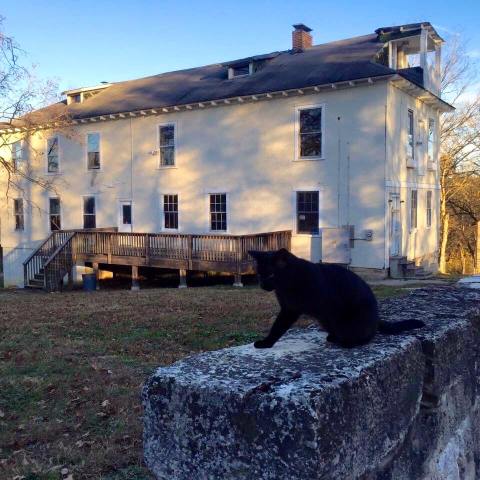 The History Behind This Remote Hotel In Missouri Is Both Eerie And Fascinating