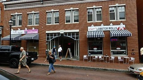 This Unassuming Restaurant Serves The Best Lobster Roll In Maryland