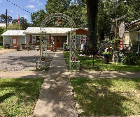 The Tiny Town Near New Orleans That’s Absolute Heaven If You Love Antiquing