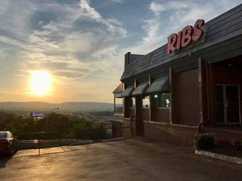 This Unassuming Smokehouse In Tennessee Serves Up The Most Amazing Ribs You've Ever Tried