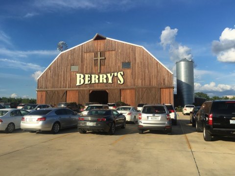This Larger-Than-Life Small Town Restaurant Serves Some Of The Best Seafood In Mississippi