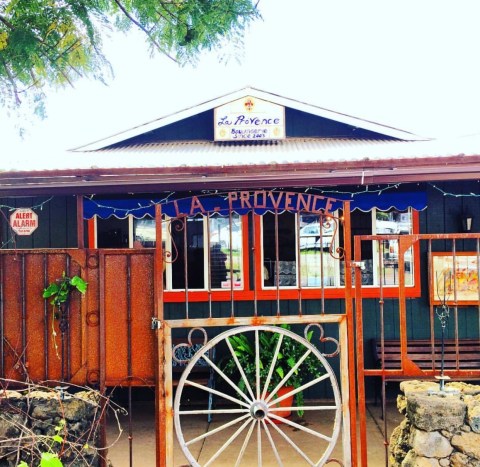 The Secluded Restaurant In Hawaii That Looks Straight Out Of A Storybook