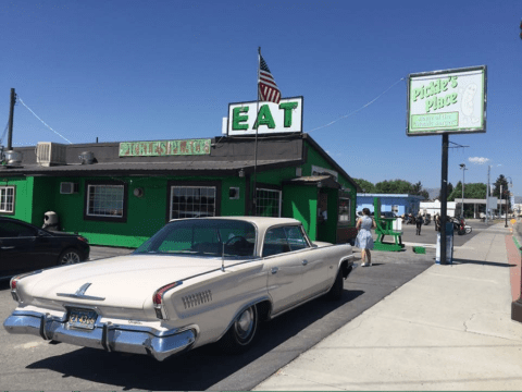 Everyone Goes Nuts For The Hamburgers At This Nostalgic Eatery In Idaho