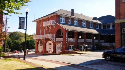 The History Behind This Small Town Hotel In South Carolina Is Both Eerie And Fascinating