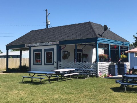 This Tiny Restaurant Way Out In The Michigan Countryside Has The Best Doggone Food You've Tried In Ages