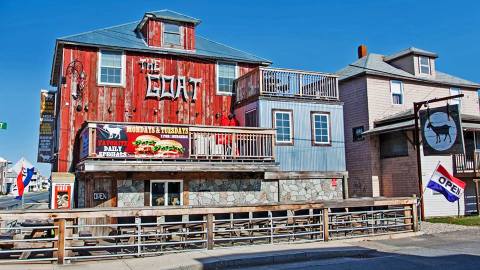 This New Hampshire Restaurant Serves The Most Ridiculous Burgers And You'll Want To Try Them