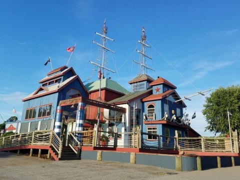 The North Carolina Steakhouse In The Middle Of Nowhere, Pirates Landing Is One Of The Best On Earth