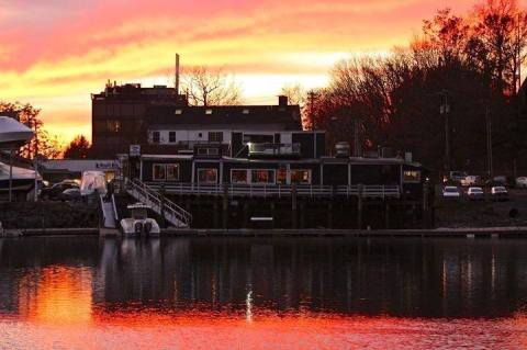 This One-Of-A-Kind Connecticut Restaurant Is On An Antique Barge And You'll Want To Visit