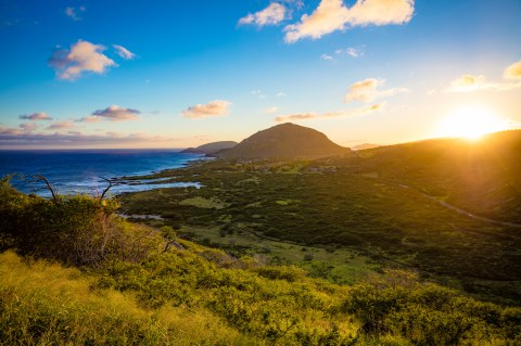 The Short Hike In Hawaii That Leads To A Panoramic, 360-Degree View