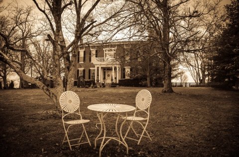 The History Behind This Remote Hotel In Kentucky Is Both Eerie And Fascinating