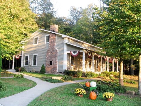 Escape Everyday Life At This Hidden Bed And Breakfast In Kentucky