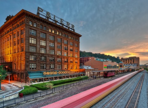 The Old-Fashioned Saloon In Pittsburgh That Serves Seafood Die For