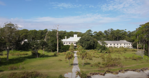 6 Staggering Photos Of An Abandoned Resort Hiding In South Carolina