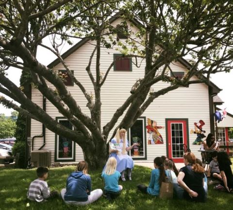 This Alice In Wonderland Themed Tea Room In Connecticut Is Like Something From A Dream