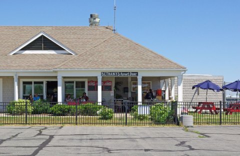 You Can Watch Planes Land At This Underrated Restaurant In Rhode Island