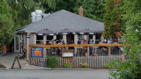 The Unassuming Restaurant In Maine That Serves The Best Mac and Cheese You'll Ever Taste