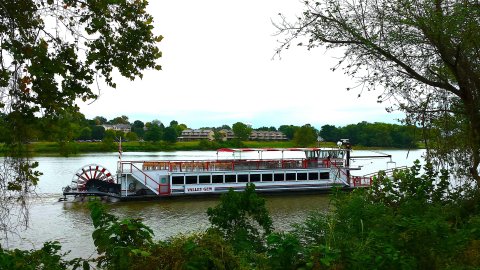 Spend A Perfect Day On This Old-Fashioned Paddle Boat Cruise In Ohio