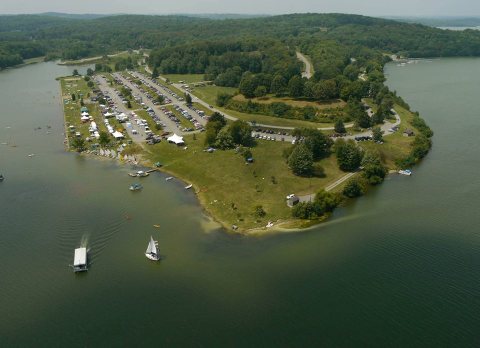 The Beautiful Lake Near Pittsburgh That's Perfect For A Day On The Water